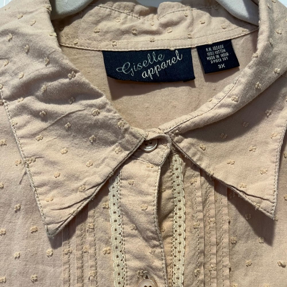 Cute blouse with retro fit! Woman’s size 3X.